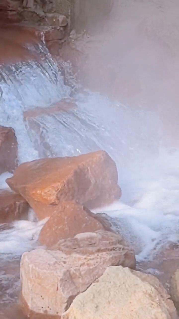 贾鲁河源头，人山人海，主播如云，仙雾缭绕。
12月16日郑州贾鲁河源头泉涌实况。