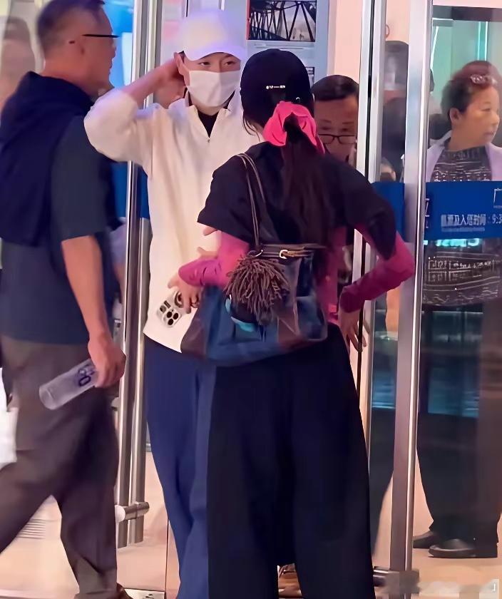 马龙在老婆面前好乖巧，即使是夏露叉着腰被训的样子，龙队还是一副宠溺的眼神。 