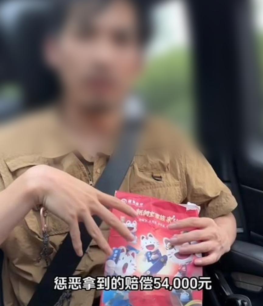 网红铁头退庭时辱骂法庭之前看他拍打假视频，吵吵嚷嚷、火药味十足，我还以为全是剧本