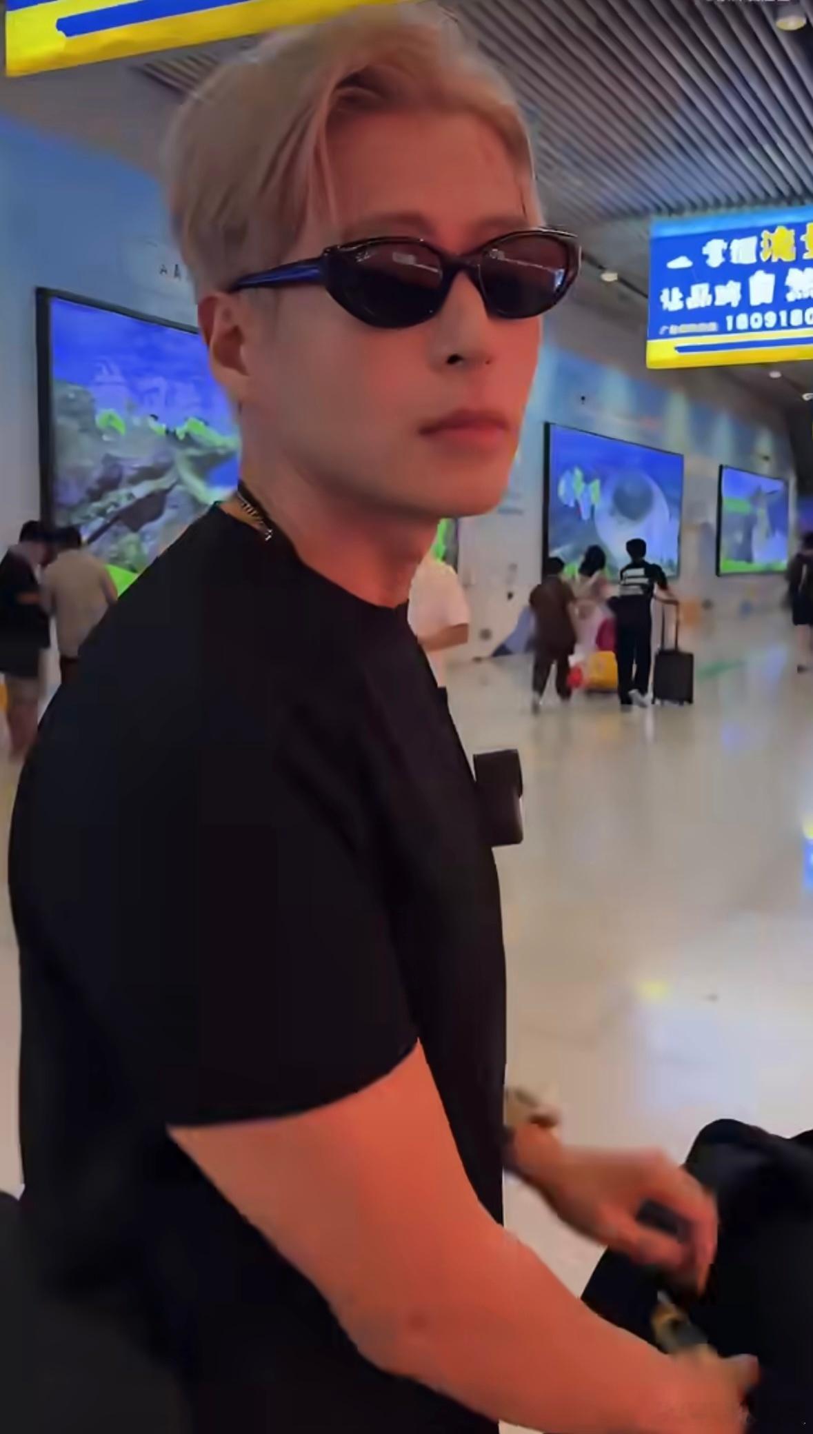 鲁滨逊三年后变成了王嘉尔 要是不提前告知我绝对联想不到是同一人 