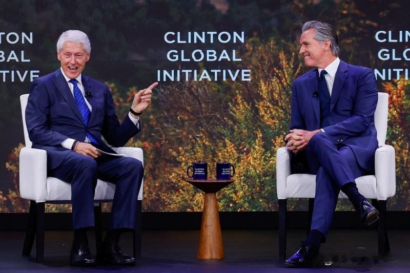 克林顿回应被曝多张与女性亲密合影 美国司法部公布新一批爱泼斯坦案文件，里面有不少