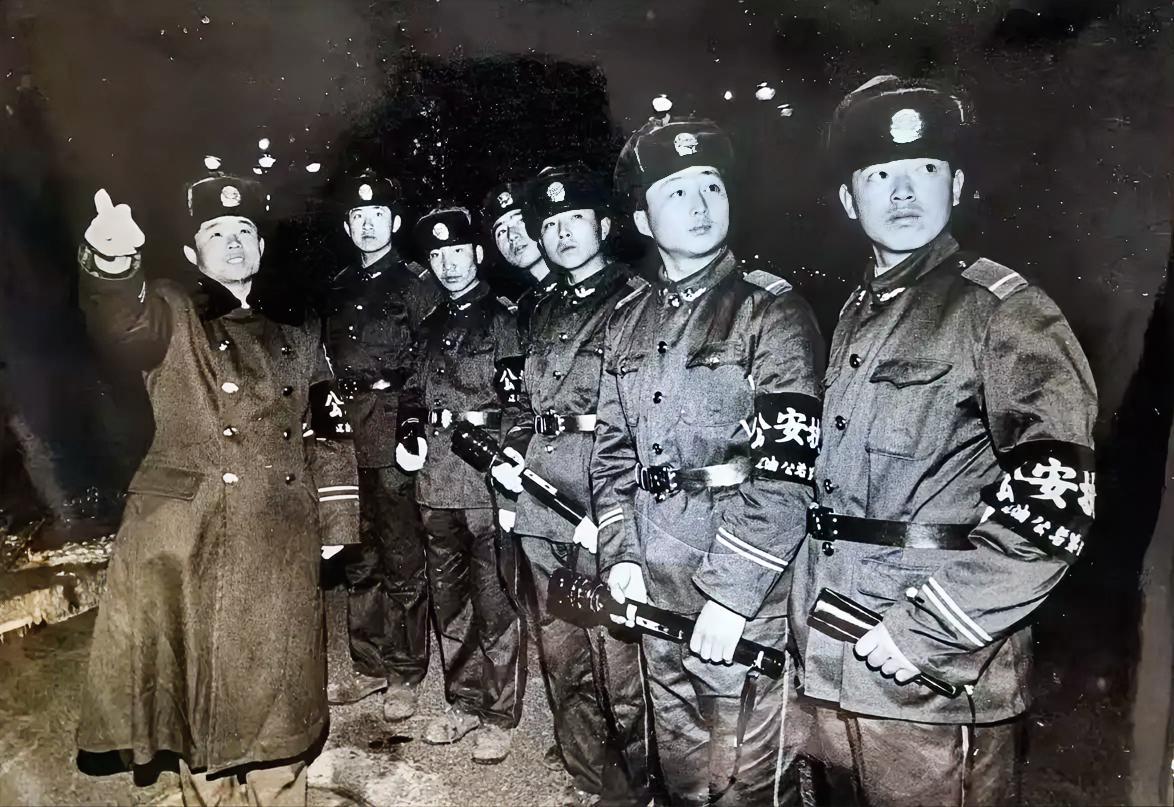 夜色笼罩下，九十年代公安武警在广阔的辽河油田上执勤，那场景太有安全感了。五一假期