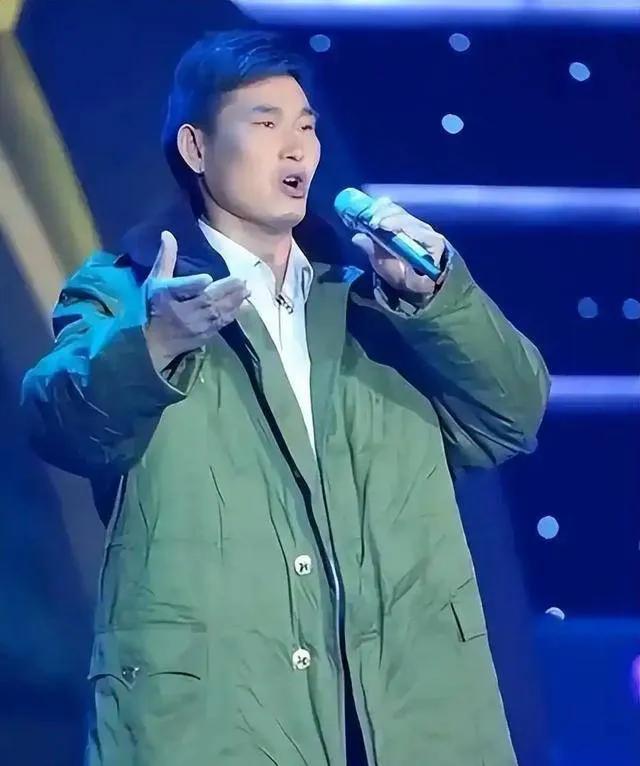 一首《滚滚长江东逝水》火遍全国，大衣哥唱功究竟如何？
 一身军大衣，一曲老歌，将