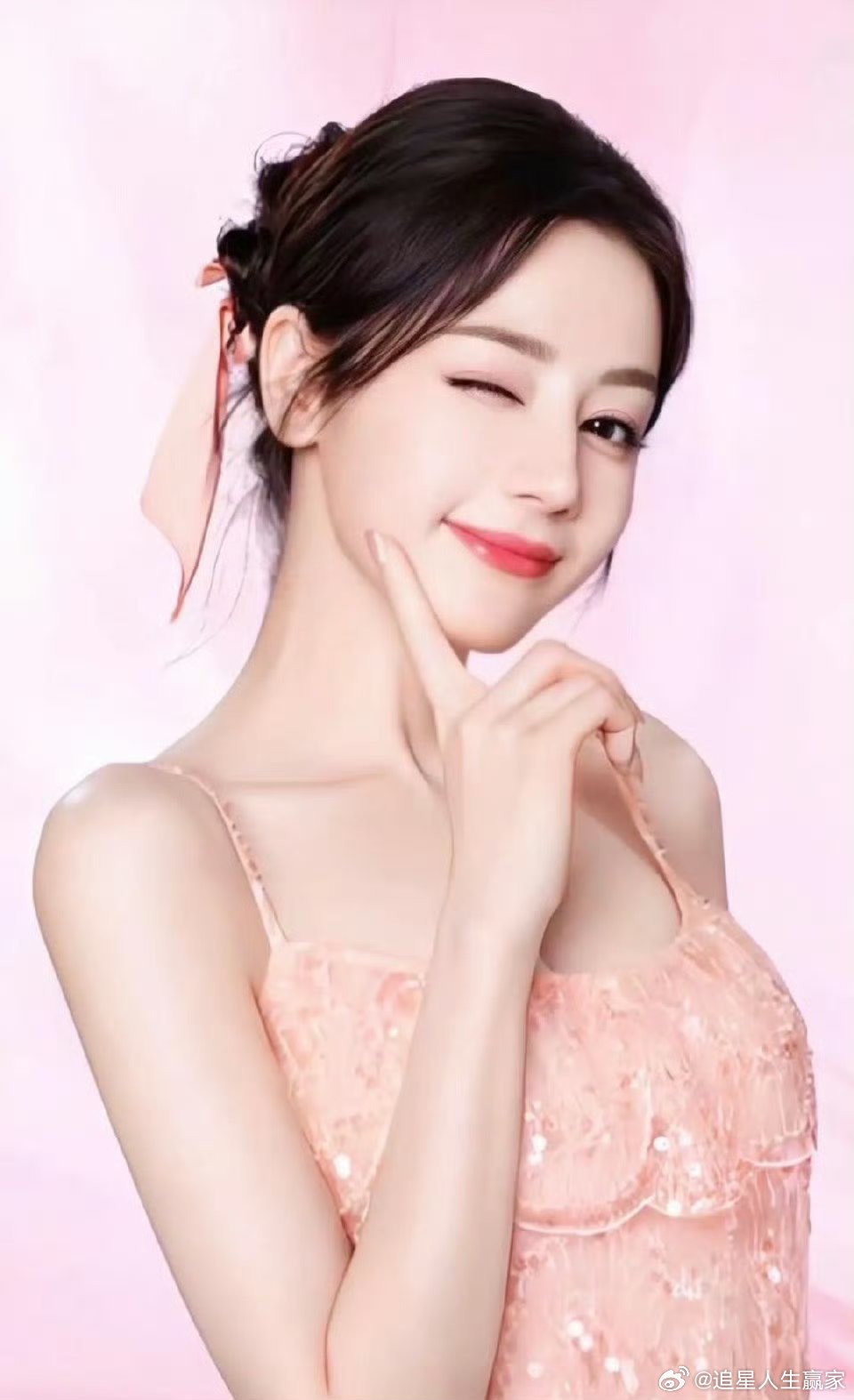 曝迪丽热巴签约天伊娱乐  所以又可以看到杨幂迪丽热巴在一块了吗不管了先期待 