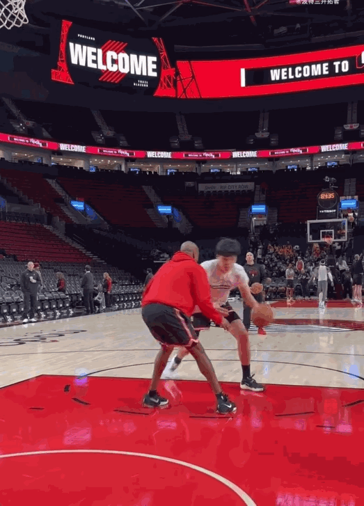 NBA常规赛，开拓者半场57-65落后雷霆。赛前，开拓者队官方发布了杨瀚森的热身
