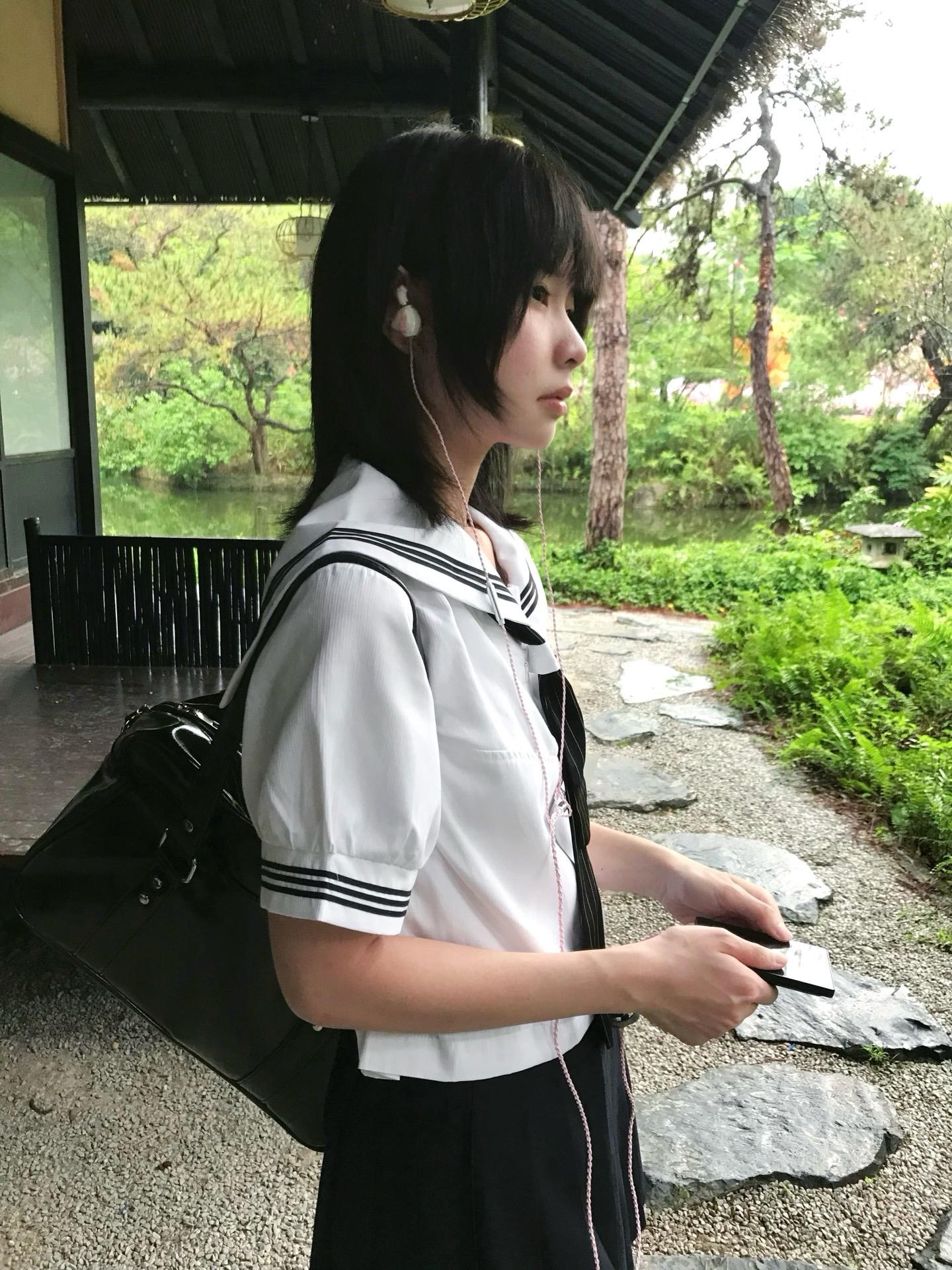 灵魂停滞每个生锈的雨季。