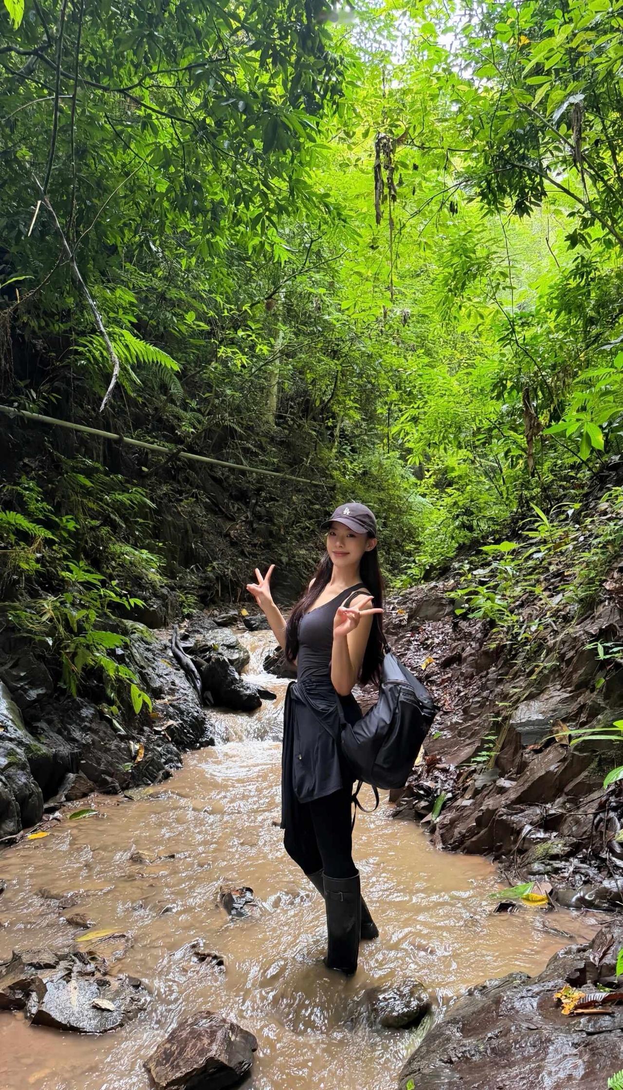 与世界隔绝的五个小时👋
出来变成小泥人了
⛰️🍄‍🟫🦥🪵🕷️🌳