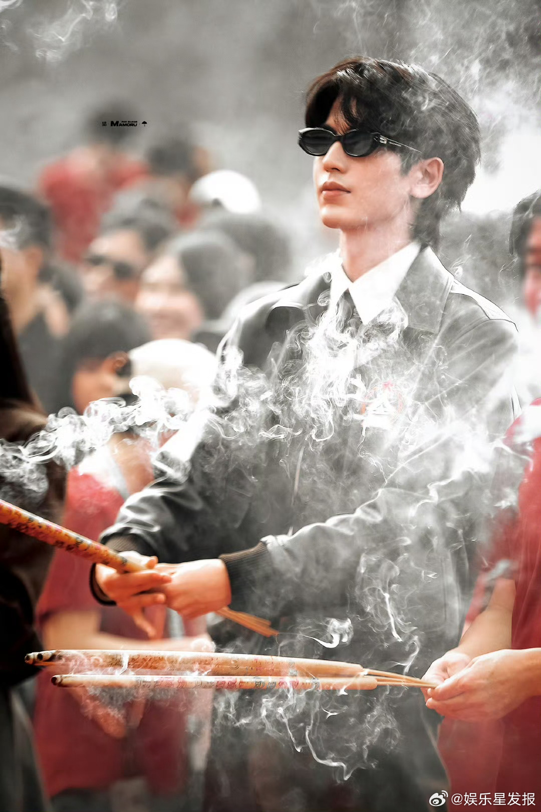张凌赫上香神图再现 谁懂啊家人们，张凌赫又开机啦！这次是《这一秒过火》，上香神图