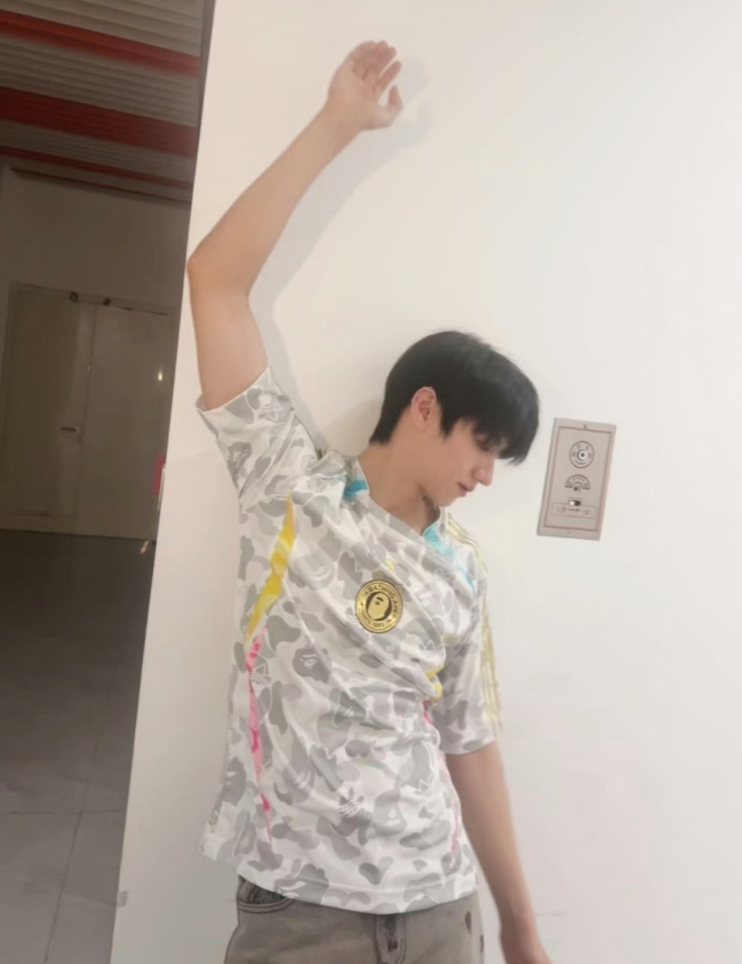 我品味甜心微博:「你要干嘛？」» 然后就被摁到墙上猛亲 »然后就被亲懵了… 
