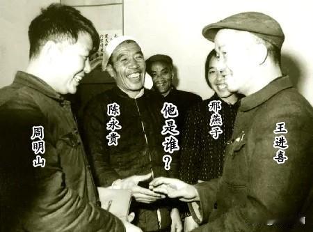 🍁这是1964年全国人代会上，几位劳模交流的珍贵瞬间。
那时候的劳模，是掏粪工