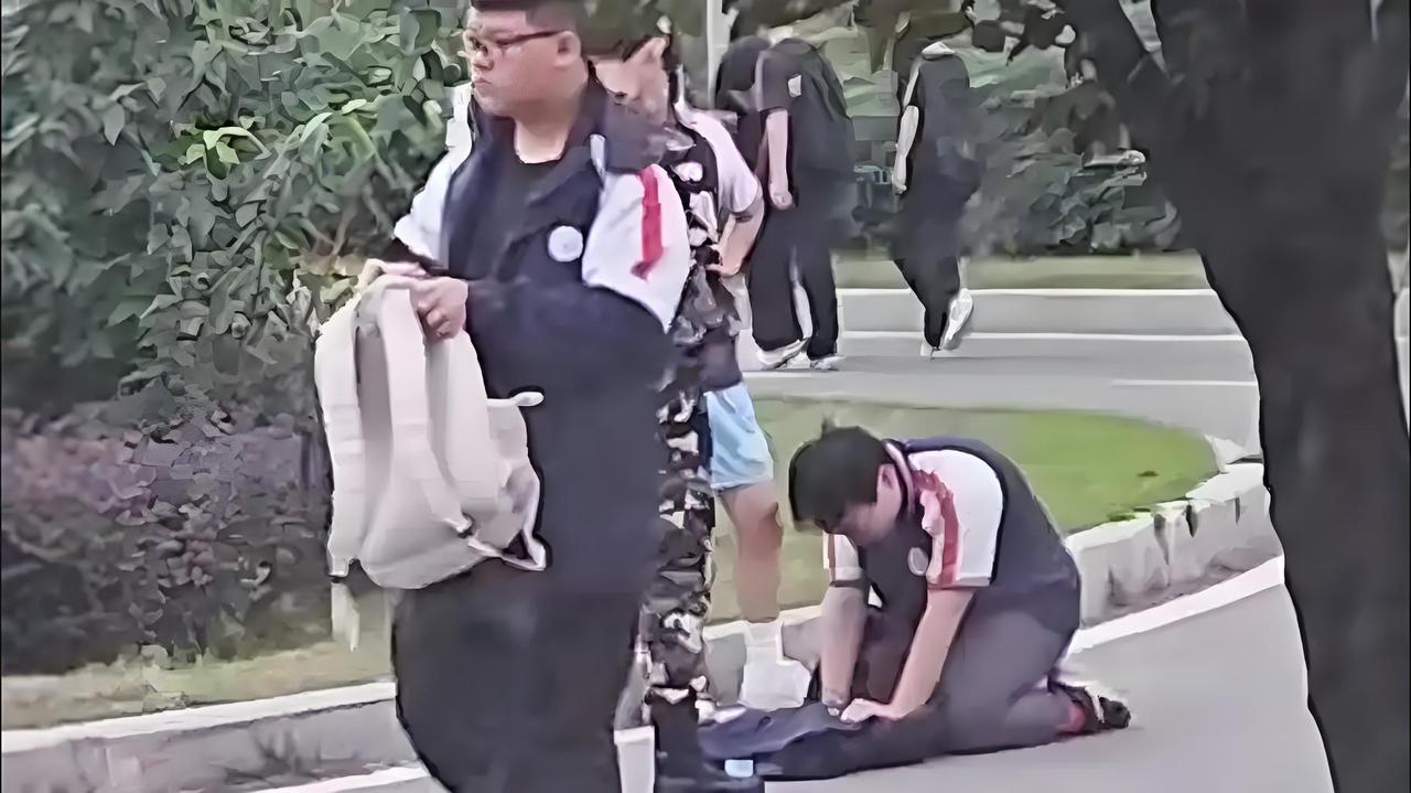 老师逼学生下跪？别让“辟谣”成了掩盖真相的遮羞布！

最近，网上疯传一条消息：某