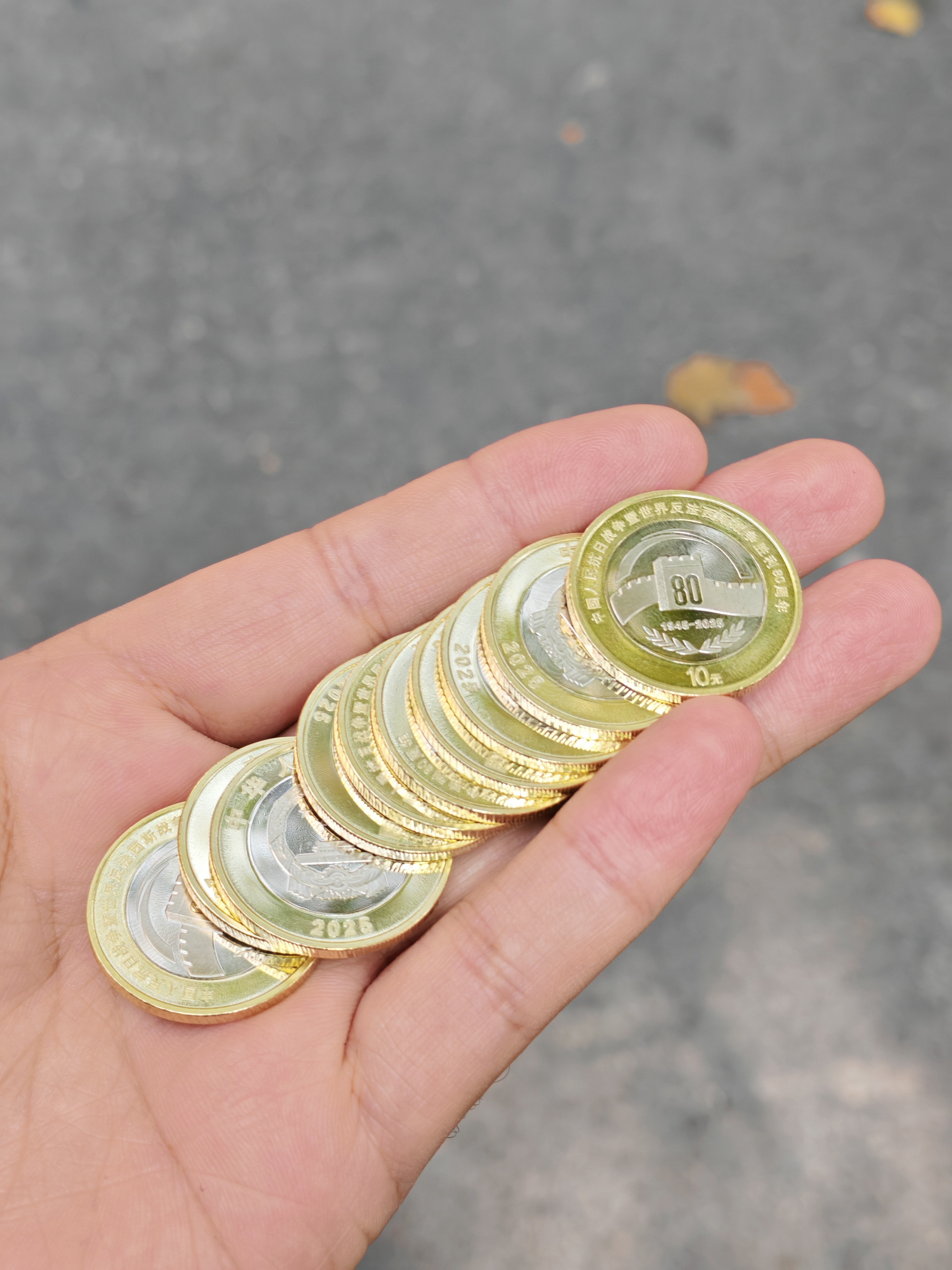 朋友们，你们的纪念币记得兑换哦，差点我也忘了，今天赶紧去兑，闪闪的针不戳[坏笑]