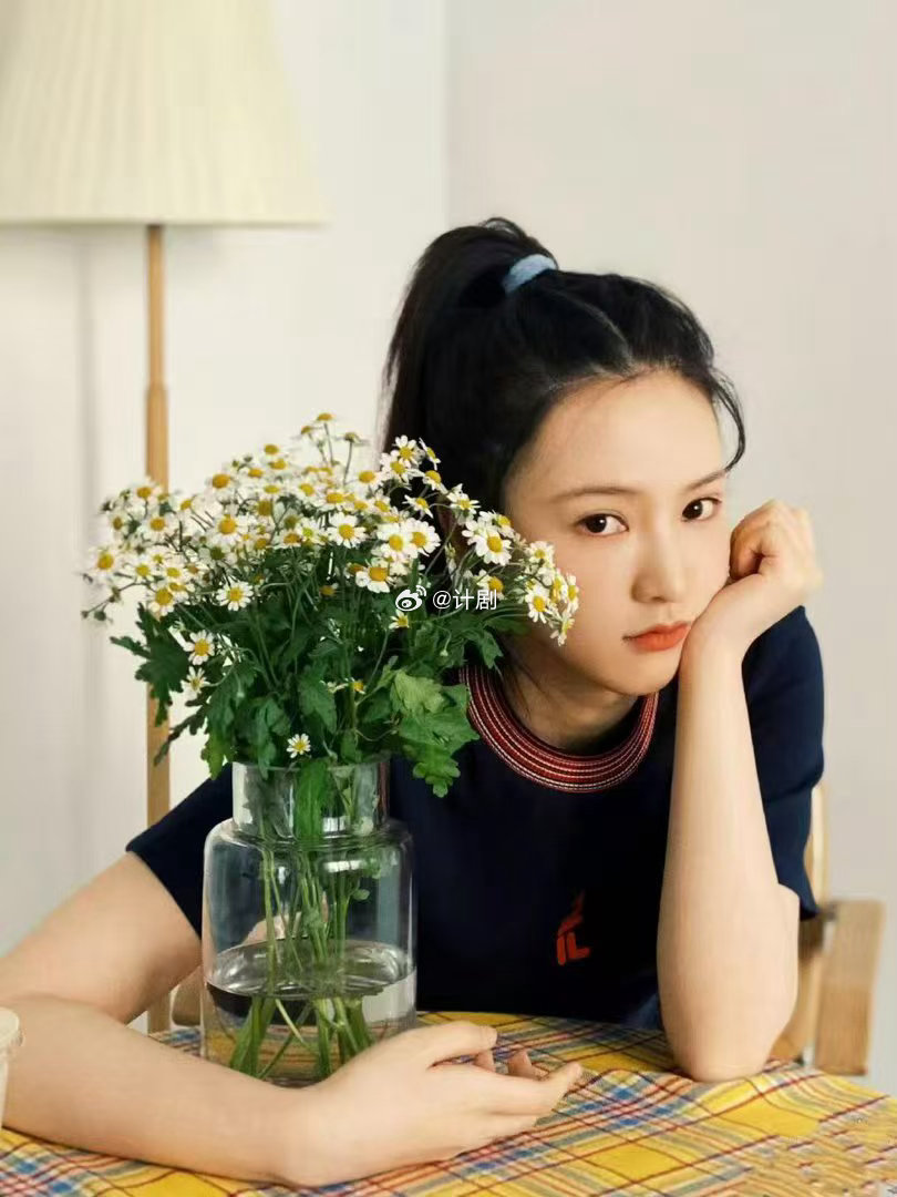 黄灿灿好一朵蓝色妖姬  冷蓝色光影赋予照片独特质感，飞扬长发搭配精致眼妆，黄灿灿