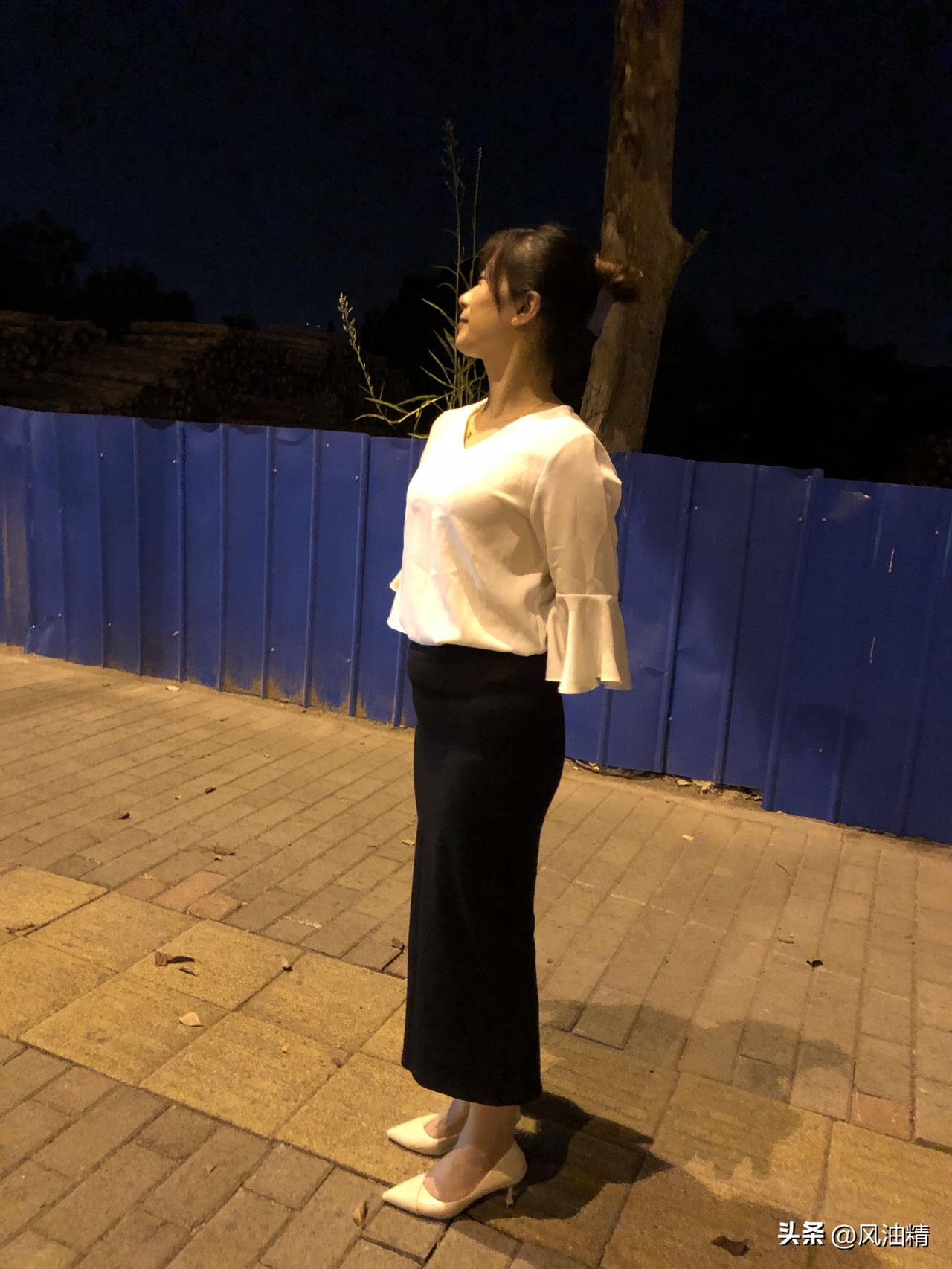 其实女性穿这种长的包臀一步裙最能体现女性的优雅与魅力。比如图中女士就穿了一条黑色