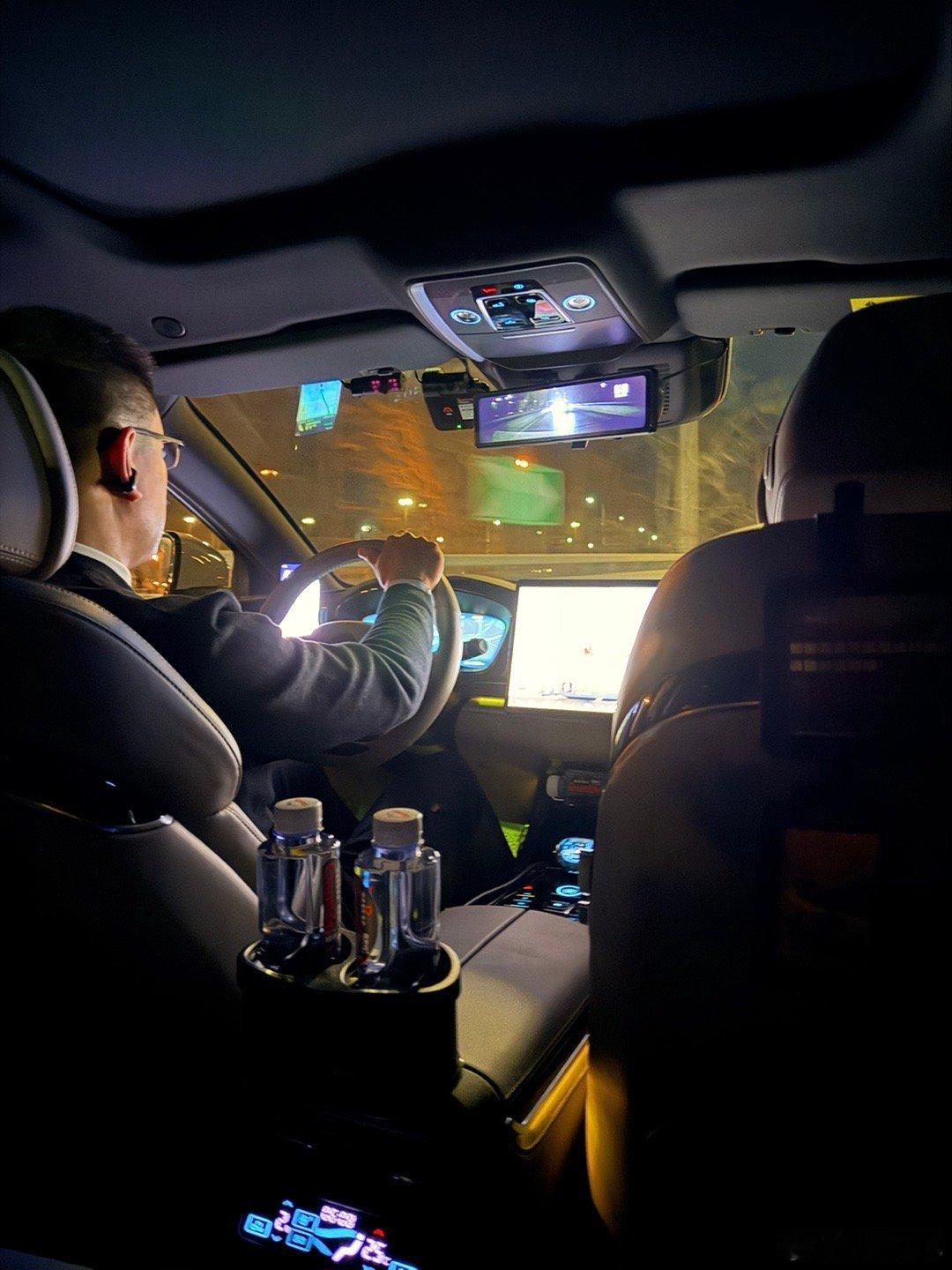 你见过凌晨四点的北京吗恩  春节期间  没人。。。今天打车去机场 网约车滴滴专车