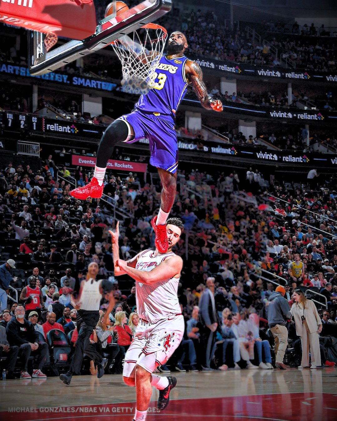 不是，你们P图能不能别整的这么假啊……湖人vs火箭詹姆斯半场8中8轰18分