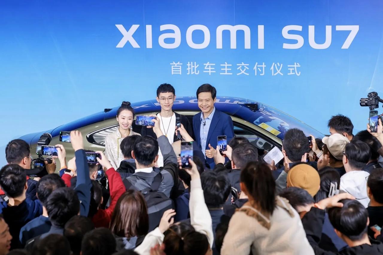 Xiaomi SU7今日正式开启交付，经历了几天的开售，终于等来了这一刻。火爆程