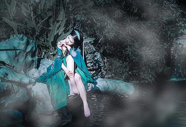 七绝 春晓
晓梦依稀断绿窗，
啼莺叶底话双簧。
湘帘半卷惊飞处，
彩霞徐动喜气扬