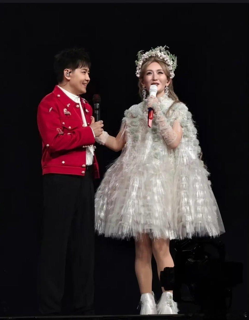 谢娜真的是谁都认识，去她的演唱会太值了 