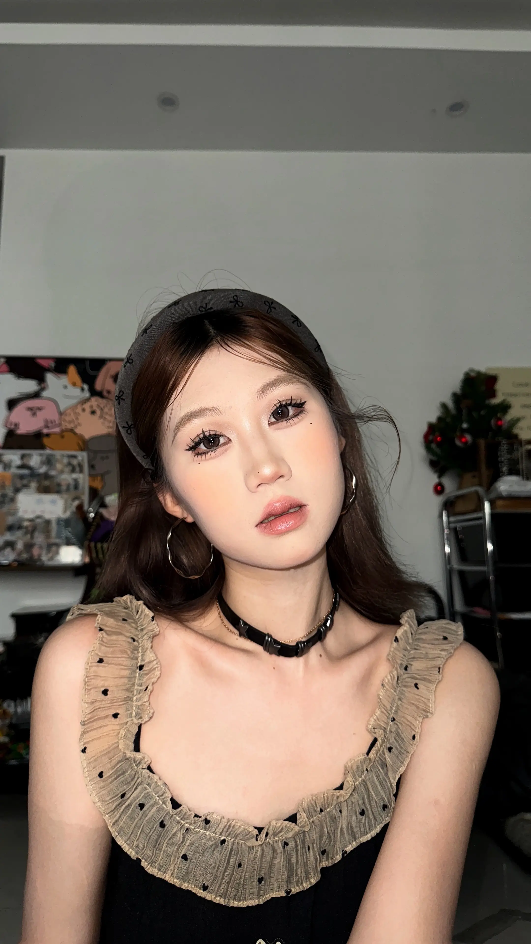 睡衣配浓妆？