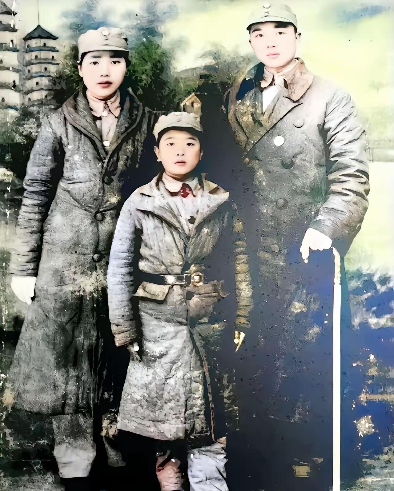 1938年南昌会战前几天，军人世家的陈守义一家三口在照相馆拍了张难得的全家福。父