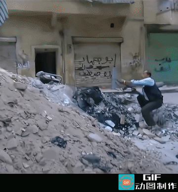 见识一下猪队友

中东国家一场巷战

画面穿绿短袖衬衣的人，开枪打到铁栏杆上面，