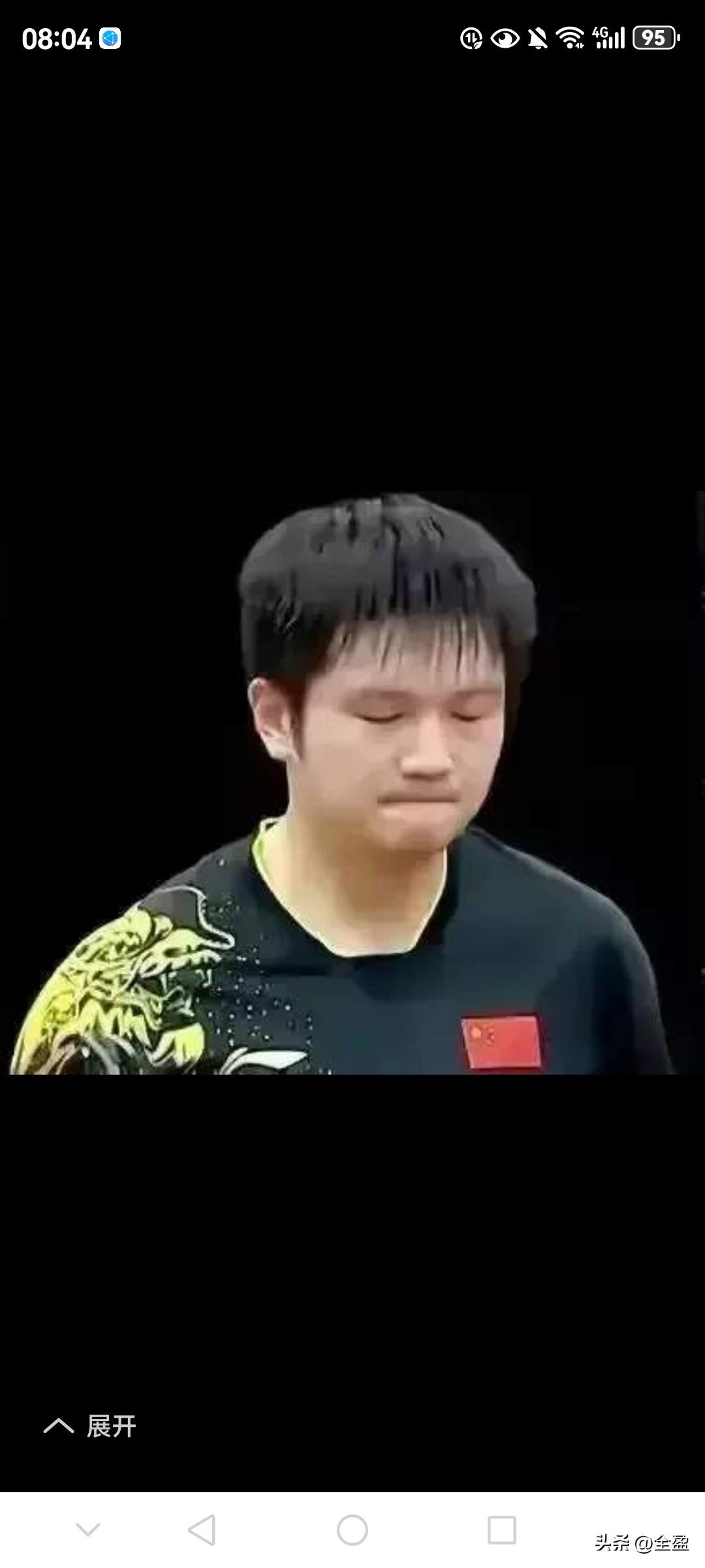小胖，这个表情让人看了心里很不是滋味，闭着眼闭着嘴很痛苦，心情很不好，他在想什么