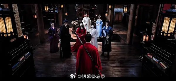 这个站位难评，这边杀了人所有人都有嫌疑，突然莫名其妙所有人开始排着对镜头站位了起