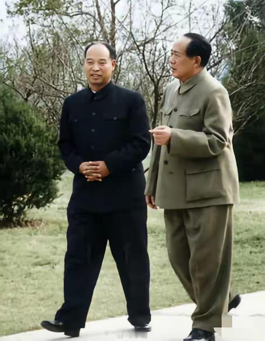 1958年武汉东湖，毛泽东与彭真。

1958年大建设时期，毛泽东在武汉调研，彭