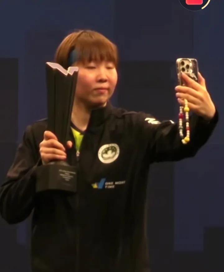 31岁朱雨玲绝境翻盘！7天连夺两冠，书写乒坛励志传奇
 多哈赛场灯光下，朱雨玲攥