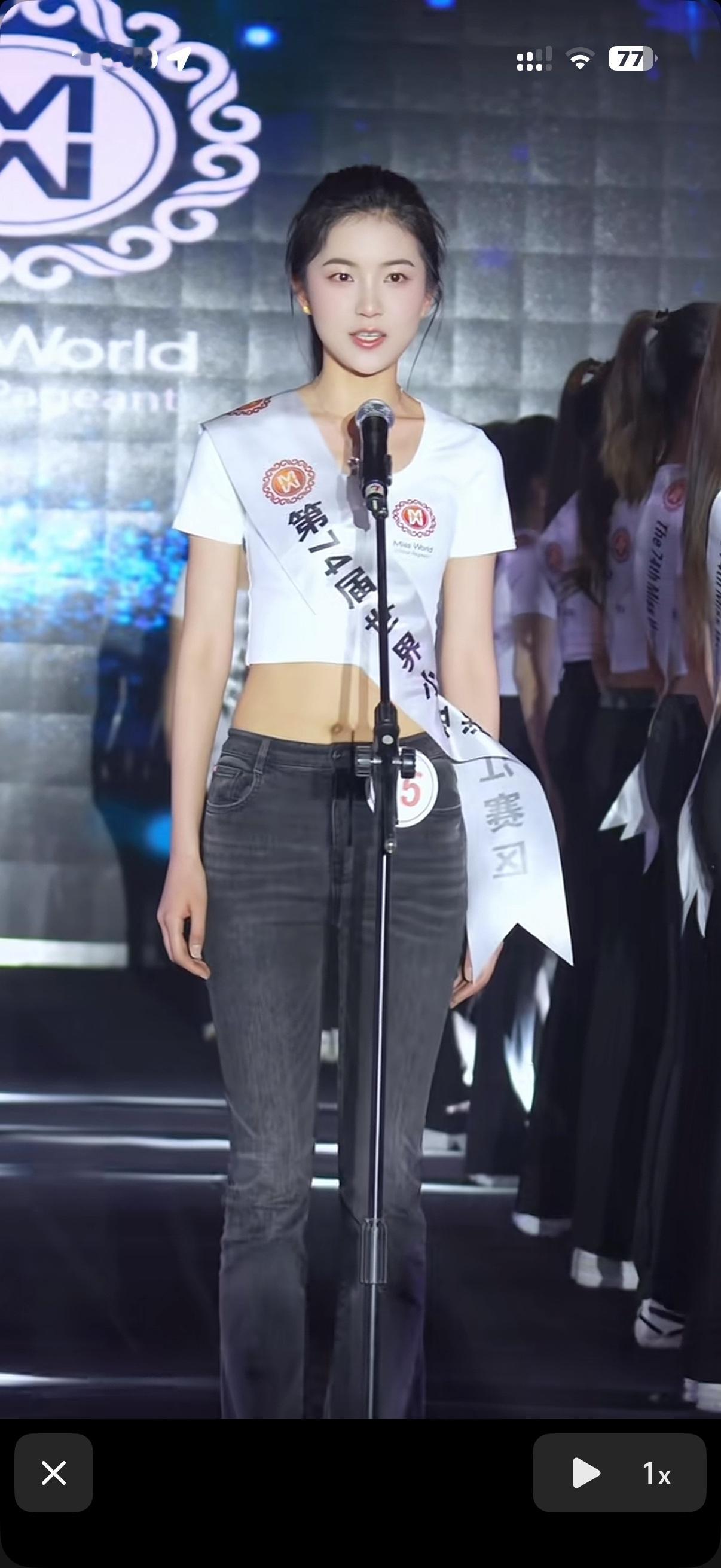 来自浙江杭州的美女小姐姐，
香港理工大学研究生毕业，
身形俱佳，气质不凡，
这就