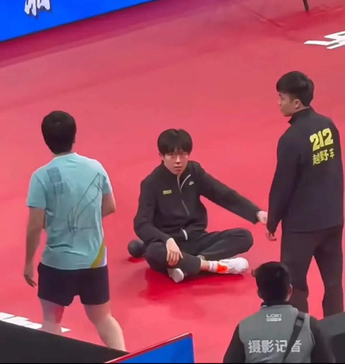 樊振东王楚钦开心击掌去年乒超东皇突击上场，某人吓得立马站起来都不热身了，今年有备