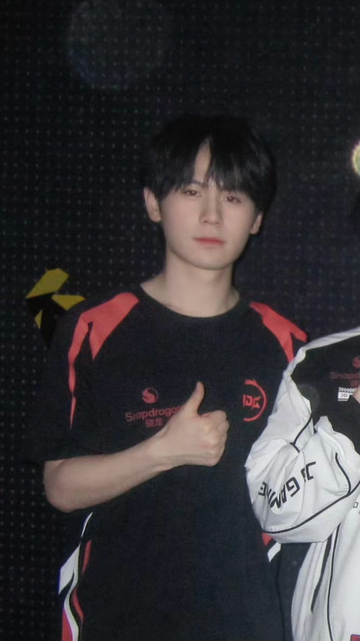 🍑赛后合照·20260730  cr. JDG官博  前路皆坦荡山海亦无畏💚