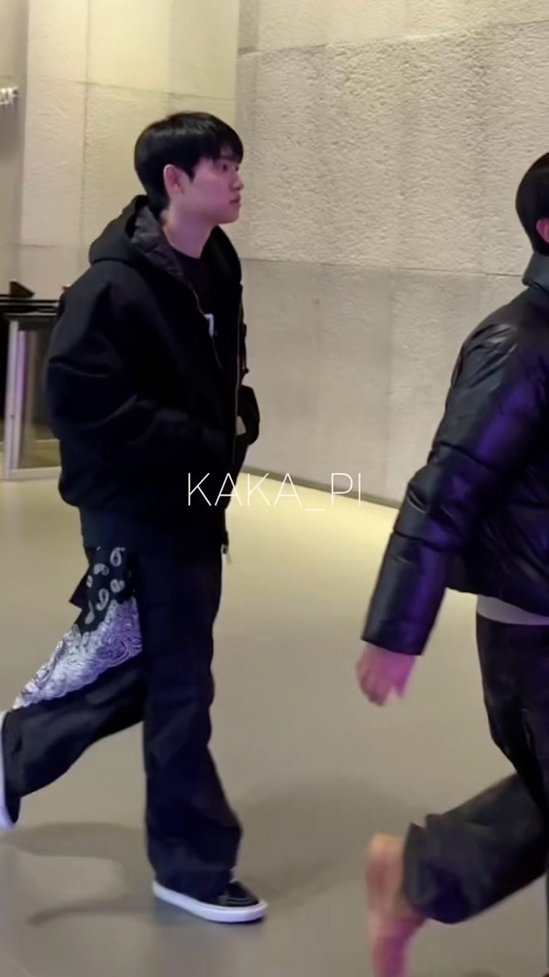 我不行了吧，都暻秀今天的偶遇图，由于太潮导致粉丝不敢认 