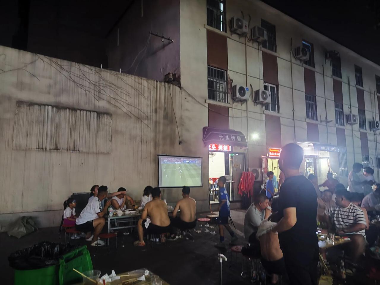 不知道为何一到夏天，地摊摆起来，看着这满满的烟火味就想起这两首歌[耶][耶]
郑