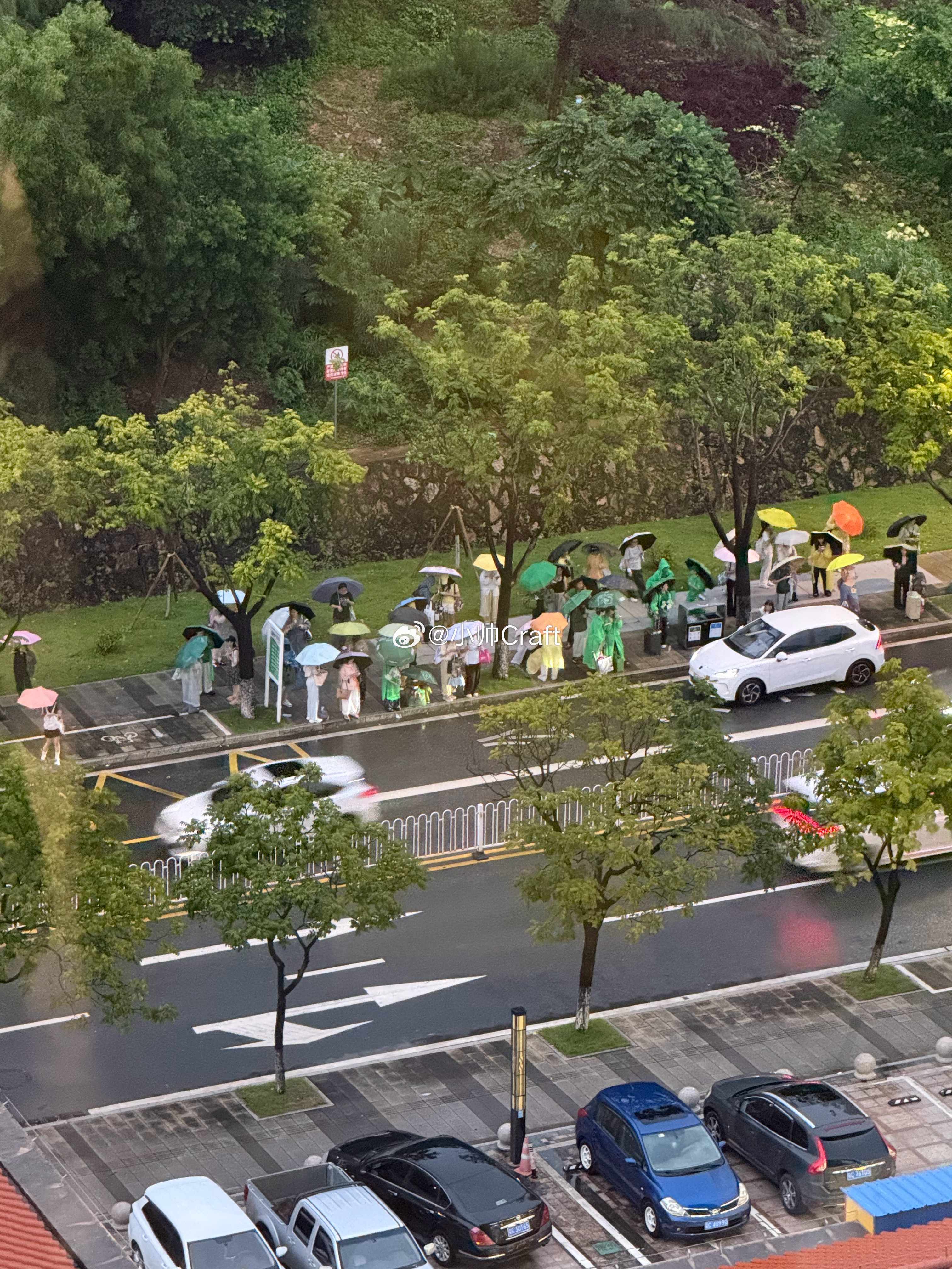 这些应该是来看王一博 赛车的粉丝们吧？今天台风雨好大的，还好这会雨停了！ 珠海·