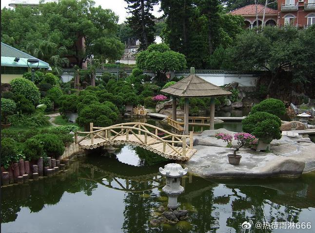 【菽庄花园】菽庄花园是一件巧夺天工的艺术品，园依海而建，海藏园中，傍山为洞，垒石