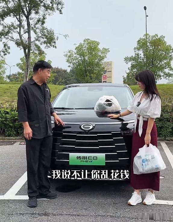 这买车的审美代沟真的太戳了！我之前看车的时候，盯着那种带隐藏门把手、溜背线条的车