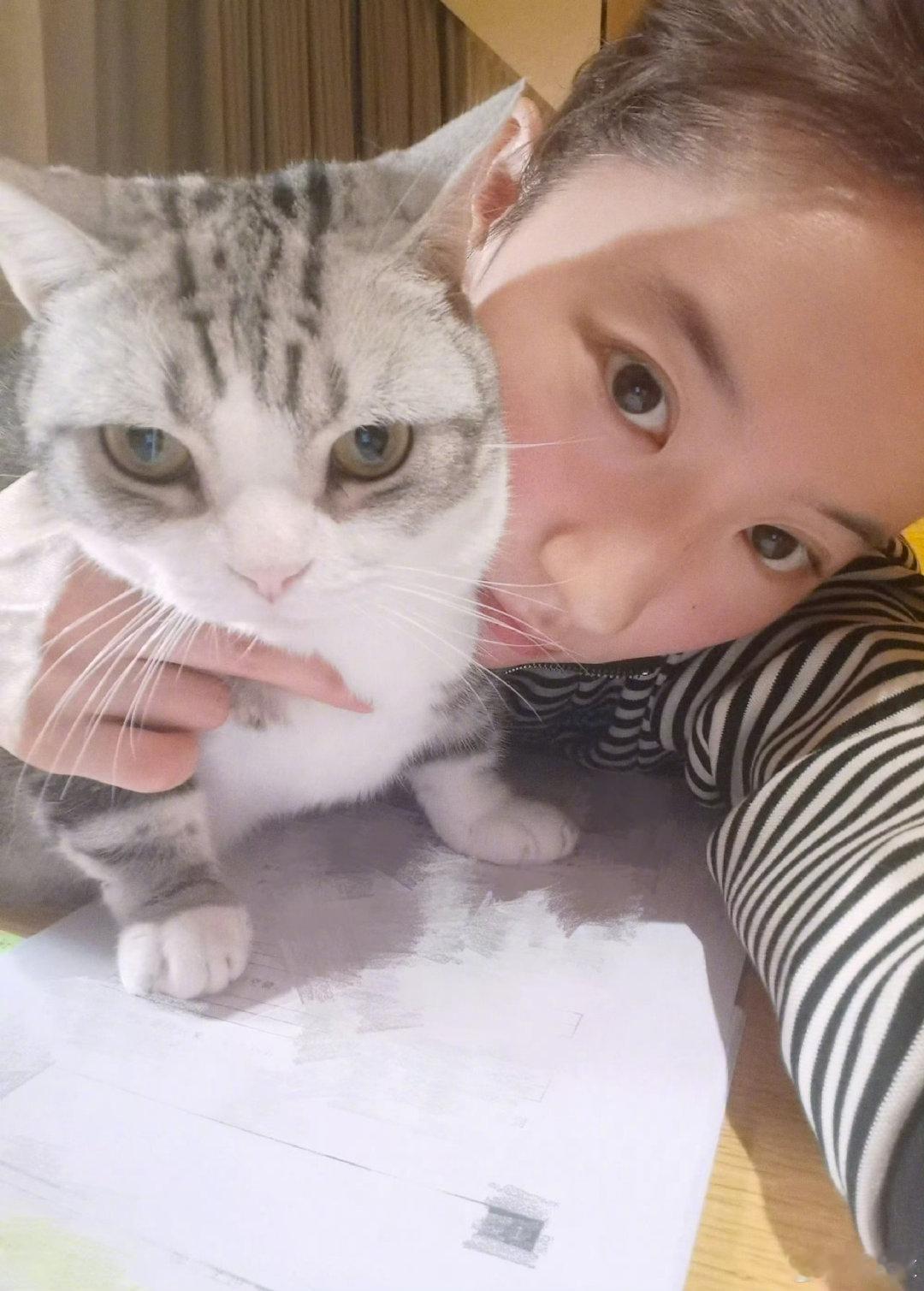 刘亦菲妈宝女刘亦菲猫狗双全妈宝女和妈妈天下第一好，俺们妈宝女就是这样的啊 