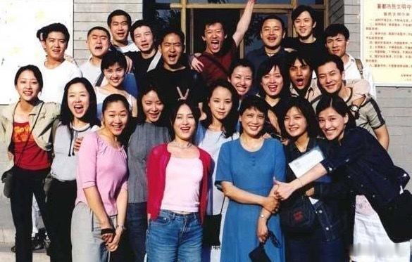 陈坤晒北电表演系96班30年合照陈坤晒北电96班入学30年的聚会照，黄晓明、赵薇