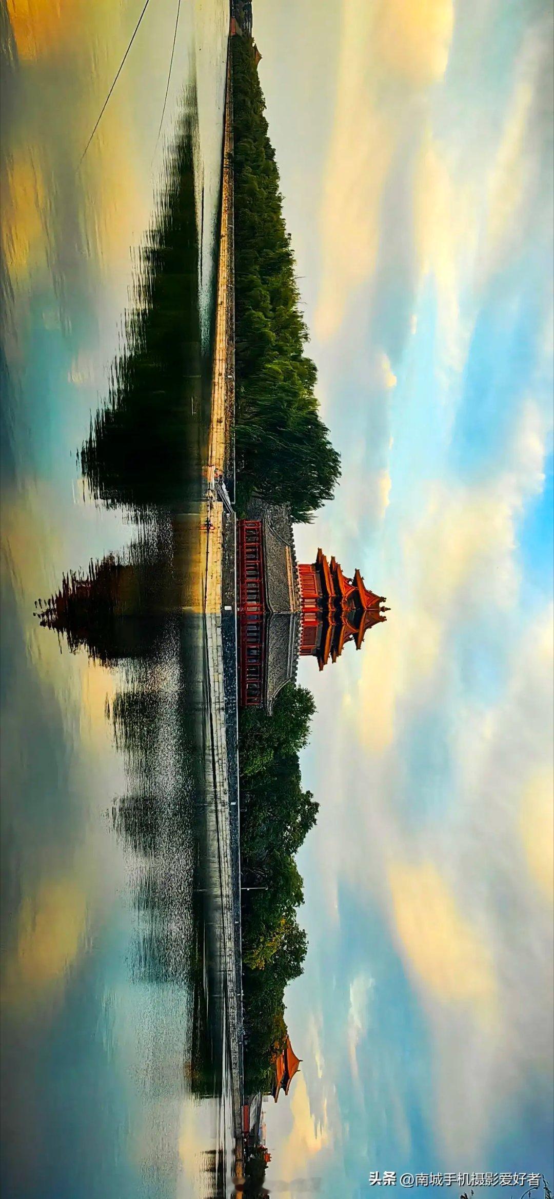 故宫 故宫角楼坐落在故宫的四个城角之处，飞檐翘角层层叠叠，尽显在红墙绿影碧波中。