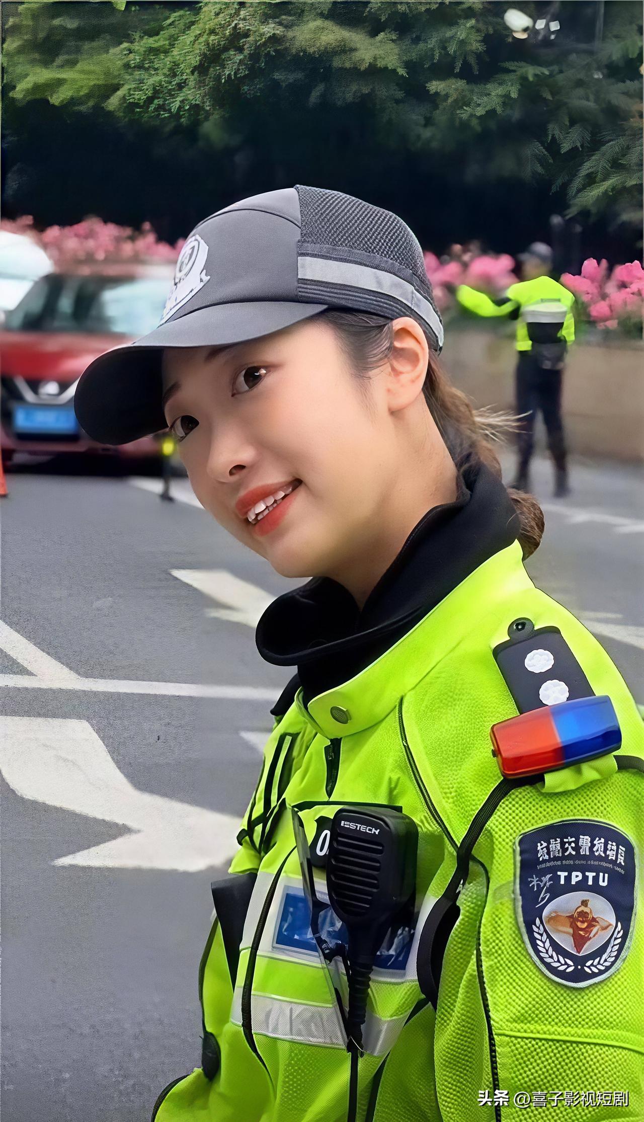 孙燕姿杭州演唱会场外，杭州公安的反诈摊位成了歌迷打卡热点。“兔子警官”李语蔚现身
