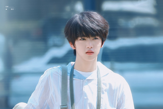 张函瑞蓝白条纹氧气感 张函瑞顺毛背包萌感学长 张函瑞蓝白条纹氧气感，张函瑞顺毛背