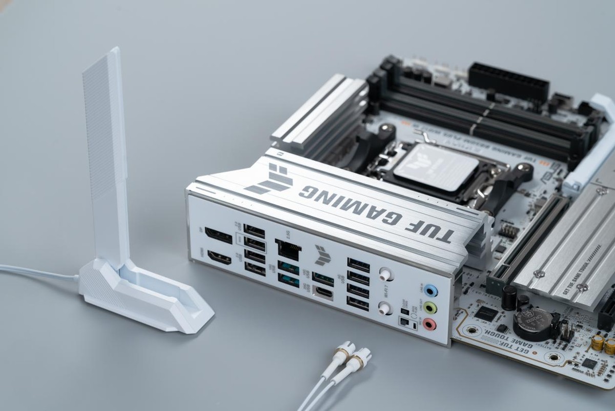 这块主板颜值性能都能打，AMD锐龙和重炮手联手组“雪地装甲”