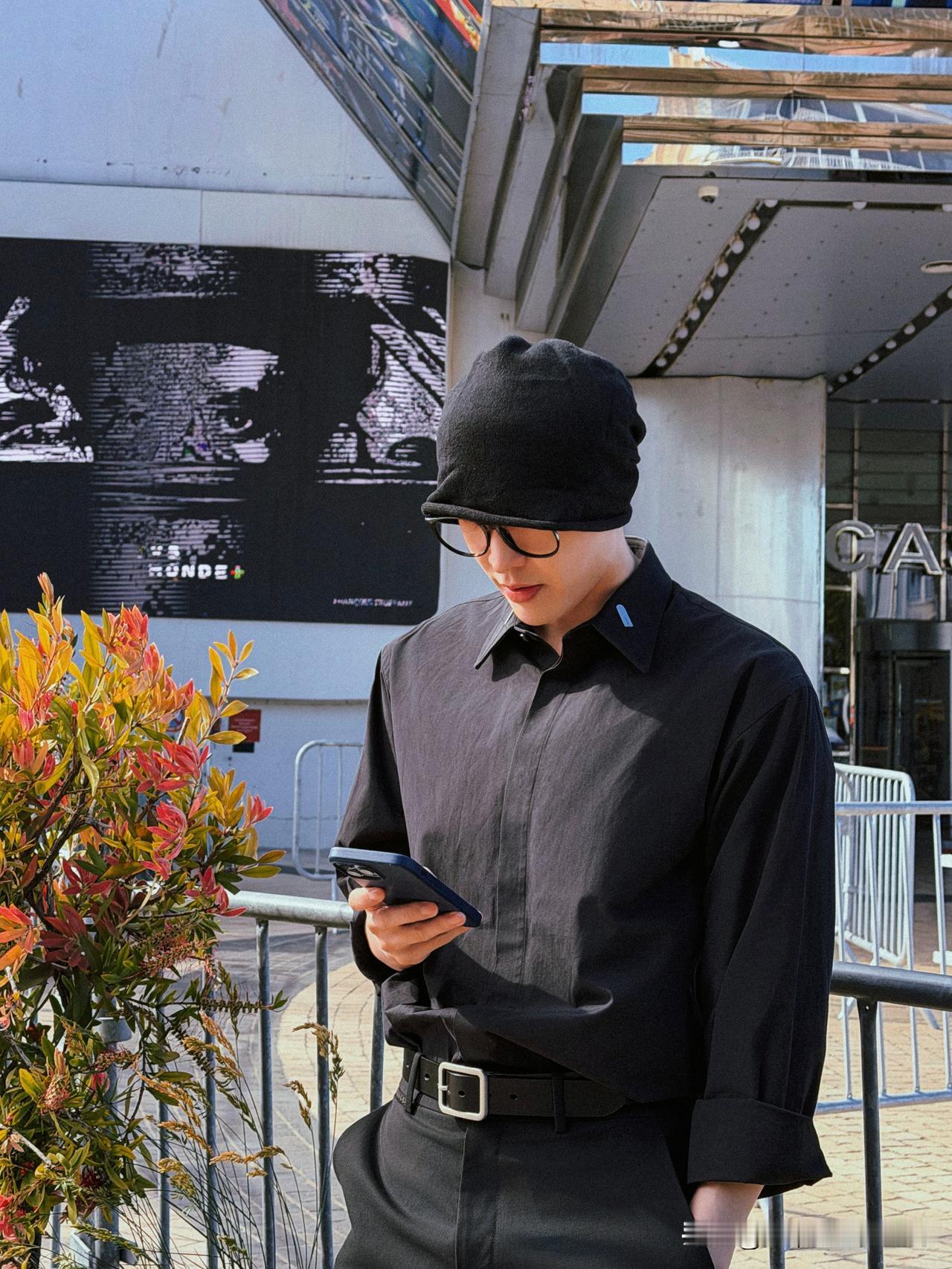 工作室放出张艺兴戛纳幕后碎片：这成熟男人的魅力谁顶得住？

戛纳电影节的红毯星光