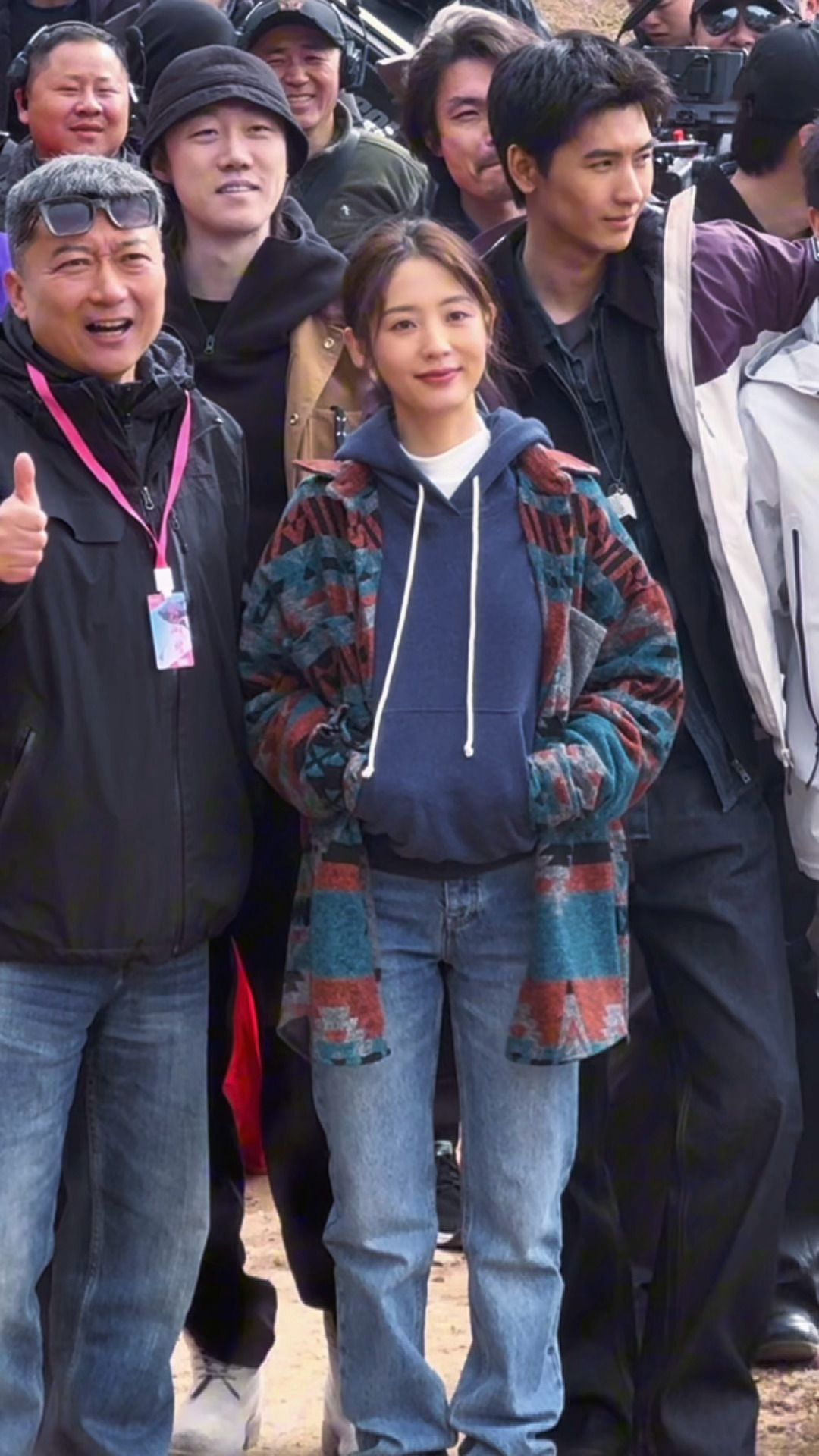 邢菲我乐个神落村开机路透，摇头晃脑的活泼小女孩一位。开机大吉，期待新角色。期待张