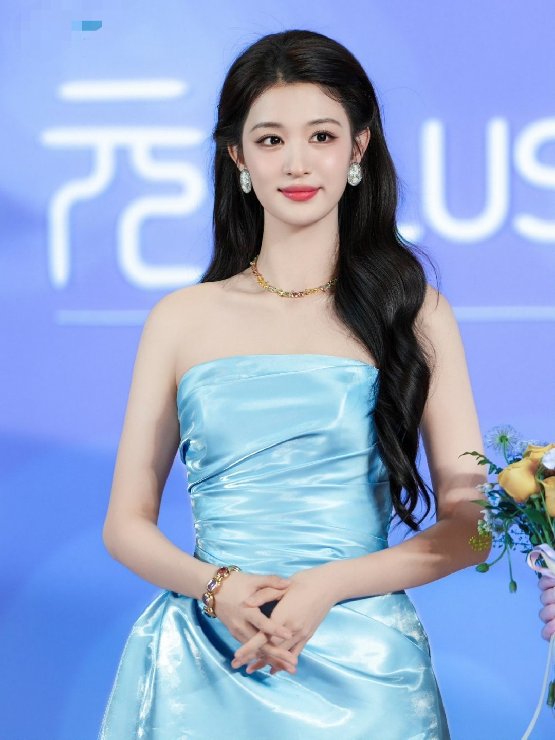 王楚然蓝色抹胸裙 “白眼女神”王楚然身穿蓝色流光抹胸长裙参加品牌代言活动。首次到