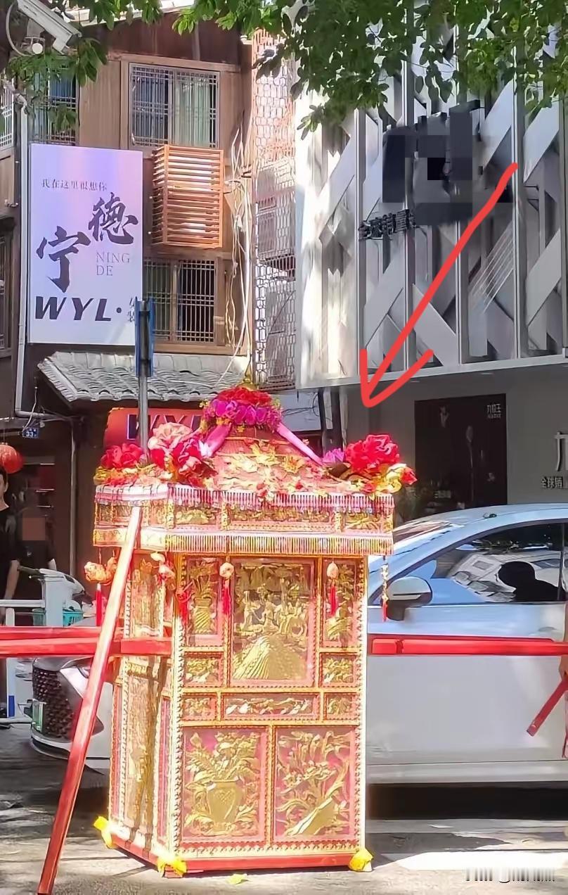 娶妻看娘，这句老话真的扎心了
 
闺蜜表姑家，曾是邻里眼中的“模范家庭”。两个儿