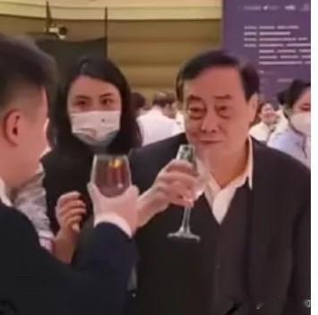 这是宗庆后生前参加一场商务晚宴的画面。席间宾客互相敬酒，一旁的助理时刻留意现场情