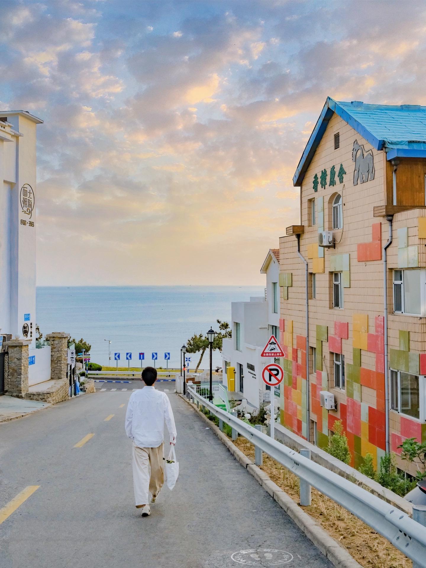 以为青岛已经很美了，直到我去了威海……今年有幸来了两次青岛，本以为已经够美了，直到这次我来了威海…威海给我的第一印象就是一座干净又宜居的海滨城市，不仅有各种通往大海以及转角就会有惊喜的街道，而且威海的海真的有种刻在骨子里的美！！🥺个人觉得比青岛的海更蓝更美，简直太浪漫了🌊
·
如果你要来威海
建议一定要逛完这10个地方再离开吧，不留遗憾！
精心整理好的游玩攻略，记得收藏一定能用上❗️
.
🍃【威海最值得去的10个地方】
1⃣火炬八街
这是一条通往大海的街道，像极了动漫里的场景！！
2⃣猫头山
骑小电驴